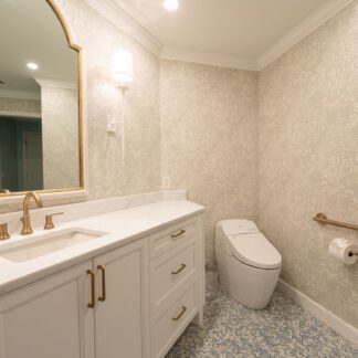 Cuarto de baño con barra de apoyo junto al inodoro