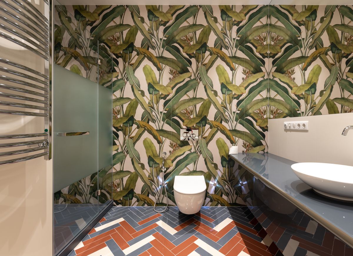 Cuarto de baño con cabina de ducha, lavabo e inodoro