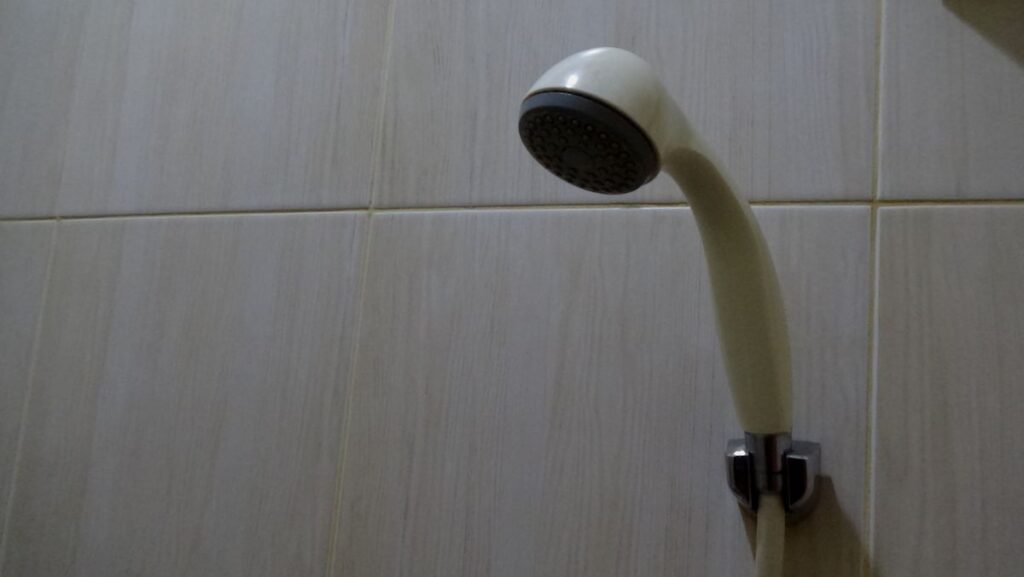 Cuarto de baño con plato de ducha y mampara
